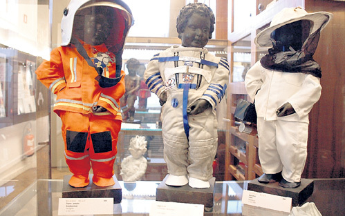 В костюмах пожарного, космонавта и пасечника писающий мальчик выглядит куда наряднее, чем голышом