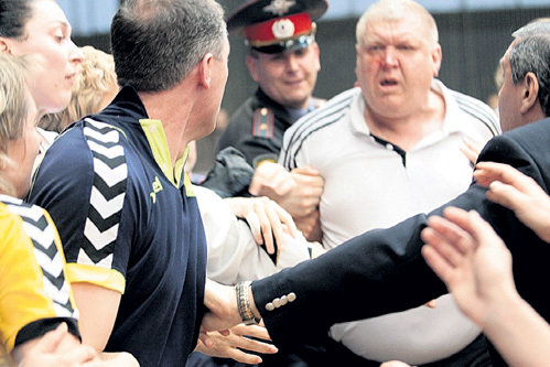 Алексея ГУМЯНОВА (слева) и Евгения ТРЕФИЛОВА (второй справа, в белом) разнимали гандболистки и сотрудники полиции (фото Сергея БАГАТЮКА для 