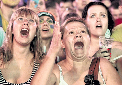 Дамы идут на футбол, чтобы выплеснуть эмоции и обратить на себя внимание мужчин. Фото: «Reuters»