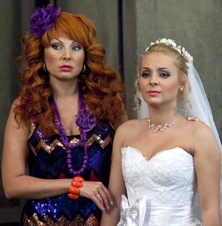 Светкина мечта выйти замуж станет явью (на фото - актрисы БОЧКАРЁВА и САГАЛОВА)