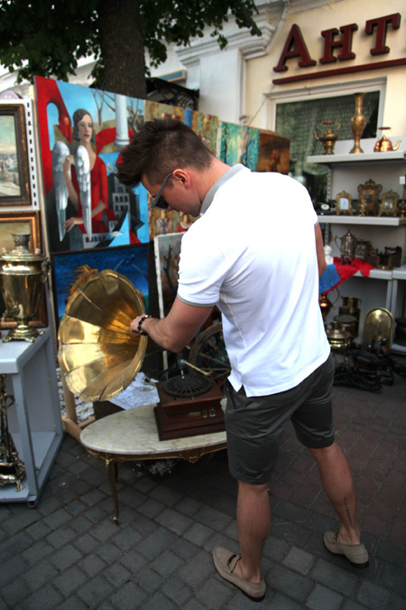 ...на патефон для своей бабули