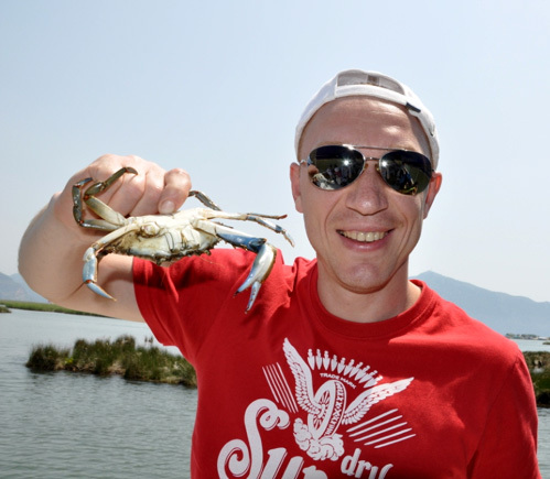 Добыча актёра - голубой краб из реки Дальян