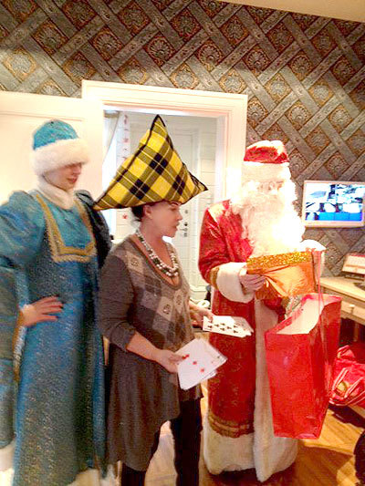Рои Деда Мороза и Снегурочки исполняли мужчины, а хозяйка дома на некоторое время стала Наполеоном, водрузив на голову подушку