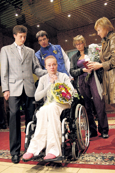 …а ещё недавно могла передвигаться только в инвалидной коляске (справа, на заднем плане - её мама Галина Викторовна)