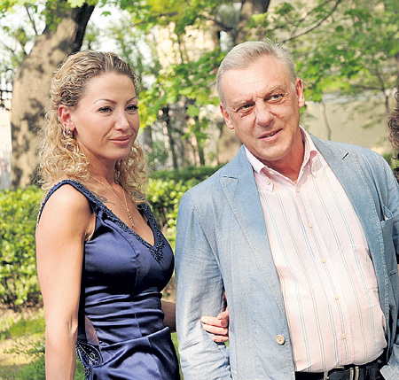 Новая женщина, из-за которой распалась семья Александра, моложе его почти на 25 лет