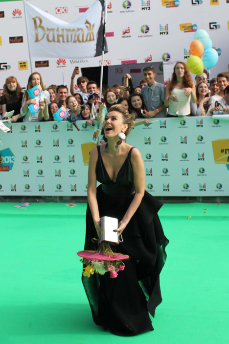 Радостная ТЕРЕШИНА замахнулась...