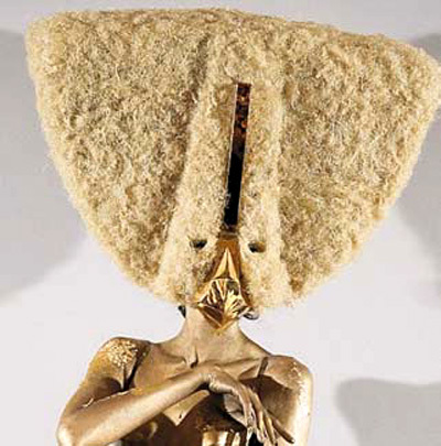 Француз ЛЕ МИНДУ делает замысловатые головные уборы из человеческих волос