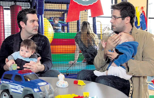 Папы часто думают, что забота о ребенке - сплошное удовольствие, которое заключается лишь в том, чтобы покормить его и поиграть