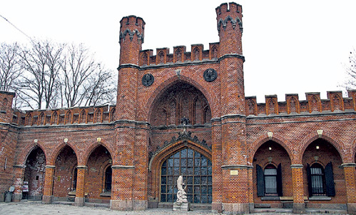 У калининградского форта влюбленные не раз гуляли при луне