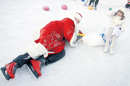 Сменив валенки на коньки, Деда Мороз со Снегурочкой явно погорячились