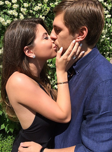 О помолвке сообщила сама Галина, разместив у себя на страничке в соцсети снимок с женихом и сопроводив кадр короткой  подписью на английском: «Обручены!» 