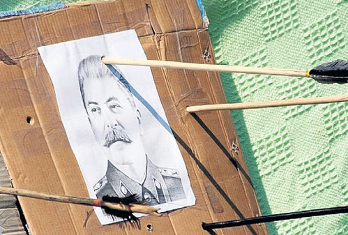 Укронацисты ненавидят СТАЛИНА за то, что он освободил их от фашистов, не дал угнать в рабство и сгноить в концлагерях (Фото: belaruspartizan.org)