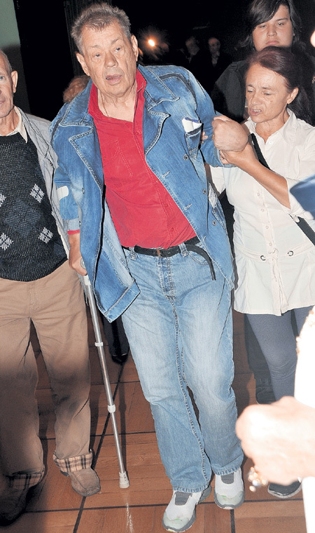 После недавнего лечения КАРАЧЕНЦОВ стал передвигаться без инвалидной коляски