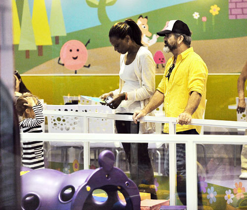 ГИБСОН вместе с темнокожей няней в детском развлекательном центре ждет, пока его дочка наиграется