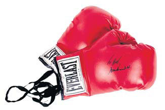 Боксерские перчатки с надписью «Берту - Мохаммед АЛИ»