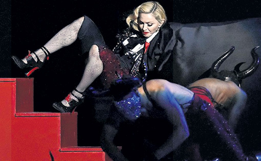 Плащ от Armani, специально смоделированный к «BRIT Awards», сыграл с МАДОННОЙ злую шутку