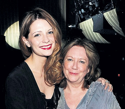 Мать опекала Мишу БАРТОН 20 лет, пока между ними не пробежала чёрная кошка