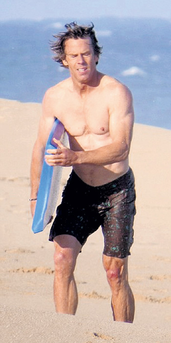 Дэнни с переменным успехом пытался обуздать волну на сёрфе