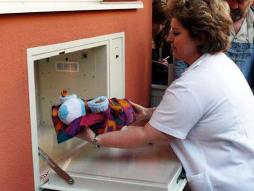 А теперь сыграем в ящик. Общественная палата одобрила установку в России контейнеров для подкидышей