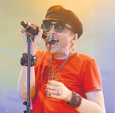 Глеб САМОЙЛОВ маникюр сделал в тон футболке