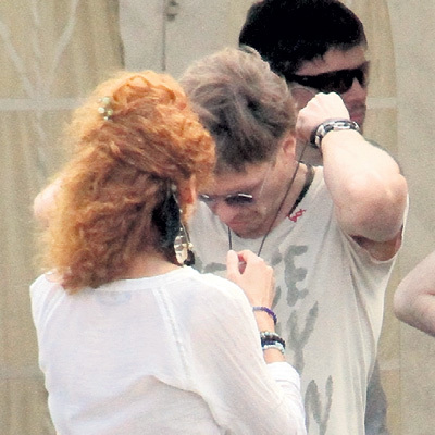 ...Перед выходом на сцену жена Мария повесила Паше на шею крестик