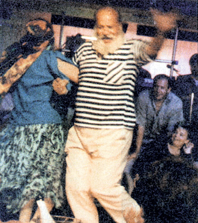 КИРКОРОВУ-старшему в том году исполнилось всего 62 года. Одинокие тётки гроздьями вешались ему на шею