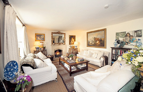 ...девять спален, шесть ванных, гостиная, столовая и полдюжины подсобных помещений