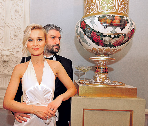 Полина ГАГАРИНА предпочитала скромно стоять в углу рядом с любимым мужем, Дмитрием ИСХАКОВЫМ