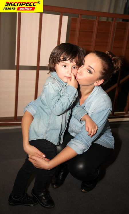 Анфиса ЧЕХОВА с сыном (фото Ларисы КУДРЯВЦЕВОЙ)