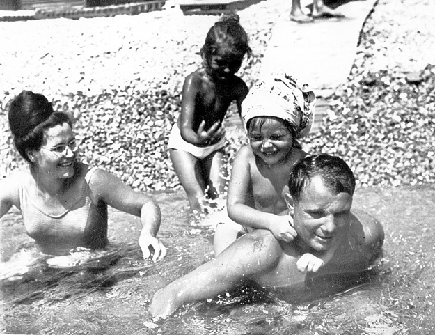 Их дочери окончили школу с золотой медалью. Сейчас Елена - искусствовед, а Галина - доктор экономических наук. Фото из архива «КП»