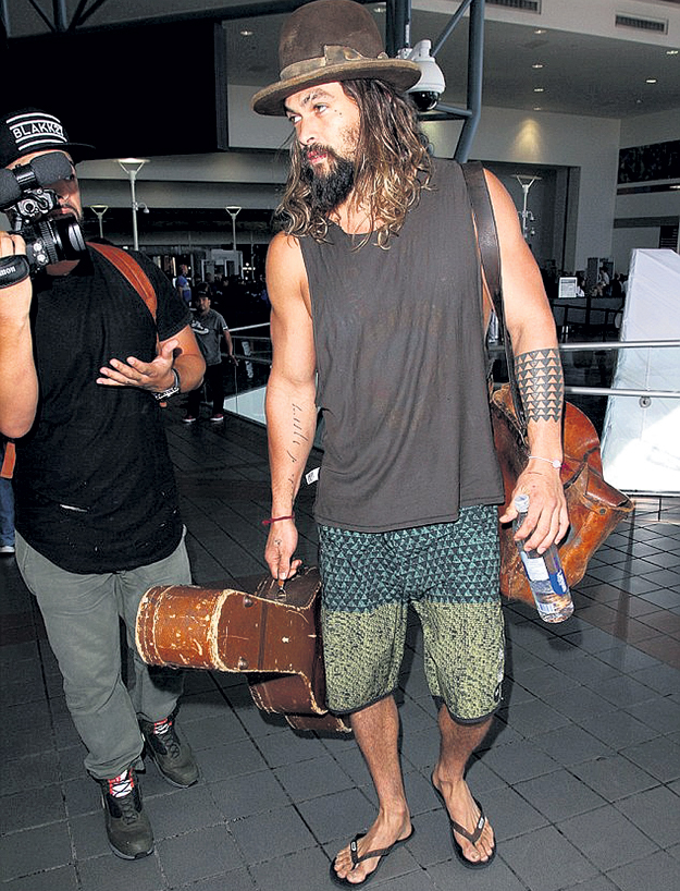 Джейсон профессионально играет на гитаре и взял с собой инструмент на фестиваль в Торонто