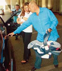 ТОРЖЕСТВЕННЫЙ ВЫХОД ИЗ РОДДОМА: на заднем плане семью Крутых для домашнего архива снимает режиссер Георгий Гаврилов, экс-муж актрисы Маргариты Тереховой и телеведущей Татьяны Пушкиной