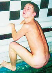 МИША: плавал нагишом, как лягушонок Маугли