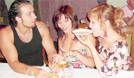 ДЕНИС КЛЯВЕР («ЧАЙ ВДВОЕМ»): угощал девчонок из «ВИА Гры» шампанским из блюдечка, кстати, слухи об уходе из группы Нади Грановской (в центре) оказались враньем