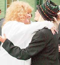 ПУГАЧЕВА И ВАЙКУЛЕ: вопреки слухам, что Алла недолюбливает Лайму, две звезды поздоровались сердечно