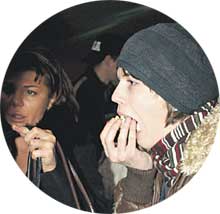 ...жена "машиниста" Наталья Голубь и Ваня закусили попкорном...