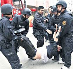 КОРЕЙСКИЕ ПОЛИЦЕЙСКИЕ: с нарушитилем порядка не церемонились