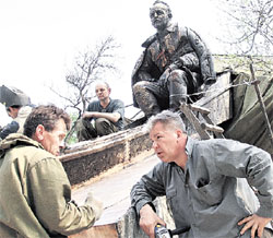 АЛЕКСАНДР РУКАВИШНИКОВ (СПРАВА): дает последние указания