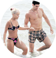 «КОСМОС» С ПОДРУЖКОЙ ТАНЕЙ: пошли охлаждаться в море