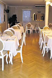 ПУСТАЯ ЗАЛА: хор цыган уж не поет...