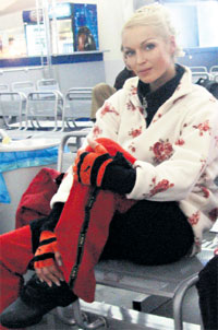 НАСТЯ ВОЛОЧКОВА: массирует травмированную ножку