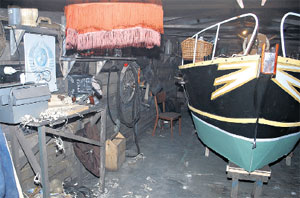 УВЛЕЧЕНИЕ САНЬКИ: его катер почти как настоящий, только не может плавать