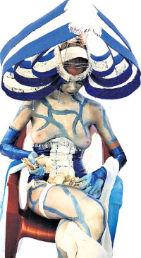 ПОДСЧЕТ ВЫРУЧКИ: восхищенные самарские мужчины засовывали купюры в чулочки полуобнаженной красавицы