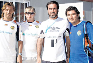 АЛЕКСАНДР МОСТОВОЙ (СЛЕВА): в компании друзей и соперников (второй справа - Эрик Кантона)