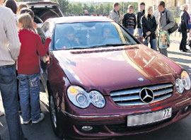 ...и к нему тут же устремились болельщики