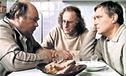 КАДР ИЗ ФИЛЬМА «ОСЕННИЙ МАРАФОН»: хорошо сидим! (Кухинке в центре)