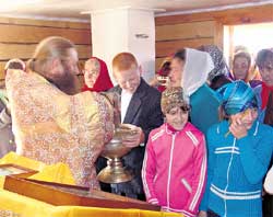 РАДОСТЬ ПРАВОСЛАВНЫХ: батюшка окропил селян святой водой