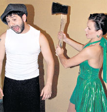 МАША - МИШЕ: «Не будешь меня слушаться, получишь по голове!»