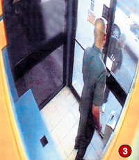 Его напарник предупреждает о приближении жертвы