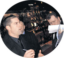 РАЗДАЧА АВТОГРАФОВ...